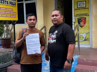 Hina Jurnalis Saat Wawancara, KKJ Sulteng Dampingi Rian Afdhal Laporkan drg Herry ke Polresta Palu