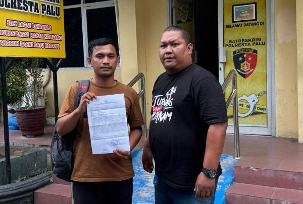 Hina Jurnalis Saat Wawancara, KKJ Sulteng Dampingi Rian Afdhal Laporkan drg Herry ke Polresta Palu