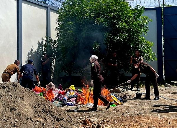 Kejati Sulteng Musnahkan 3,2 Juta Batang Rokok Ilegal