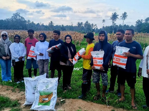 Selpina Basrin Salurkan Bibit Jagung untuk Petani Lobu Mandiri, Perkuat Ketahanan Pangan