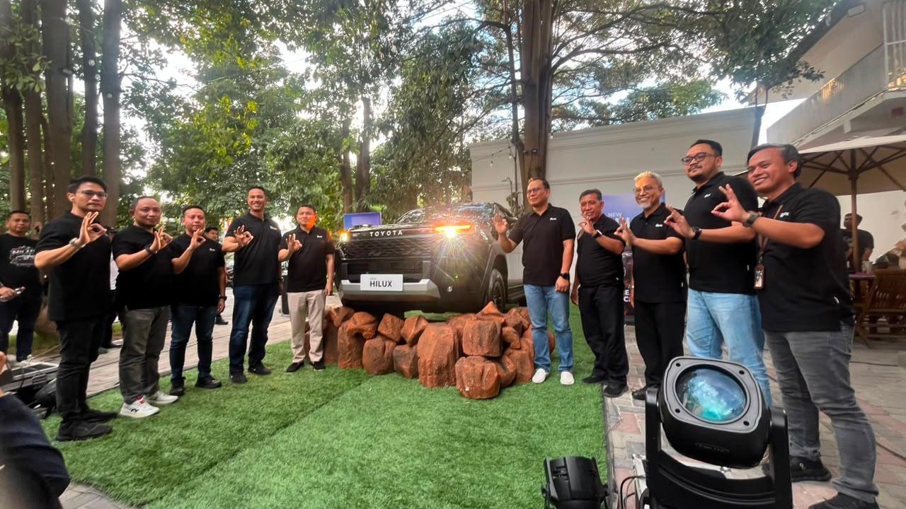 Peluncuran New Hilux – Jajaran manajemen Kalla Toyota berfoto bersama usai peluncuran New Toyota Hilux yang hadir dengan mesin diesel 1GD-FTV 2.8L, desain lebih gagah, serta fitur keselamatan dan kenyamanan yang semakin lengkap. New Hilux ditujukan untuk mendukung kebutuhan bisnis, operasional di berbagai medan, hingga aktivitas adventure. (Foto: Dok. Kalla Toyota)