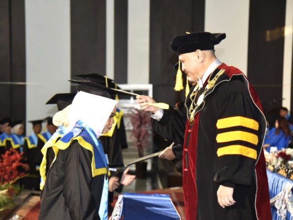 Wisuda Angkatan 137 Untad, Rektor Dorong Alumni Jadi Job Creator dan Berdampak bagi Masyarakat