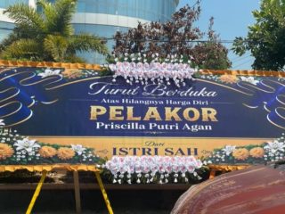 Karangan Bunga Sindiran di Bank Sulteng, Persoalan Privat Mendadak Jadi Konsumsi Publik