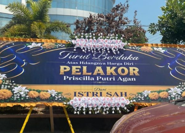 Karangan Bunga Sindiran di Bank Sulteng, Persoalan Privat Mendadak Jadi Konsumsi Publik