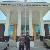 Kuasa hukum lima kepala desa bersama prinsipal perkara di depan Gedung PTUN Palu, Senin (7/9/2026), usai mengikuti sidang pengawasan pelaksanaan putusan.
