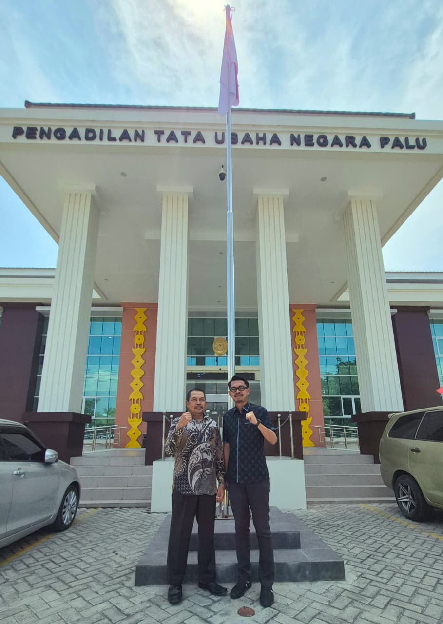 Kuasa hukum lima kepala desa bersama prinsipal perkara di depan Gedung PTUN Palu, Senin (7/9/2026), usai mengikuti sidang pengawasan pelaksanaan putusan.